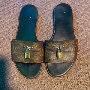 Louis Vuitton lock it flat mule size 39